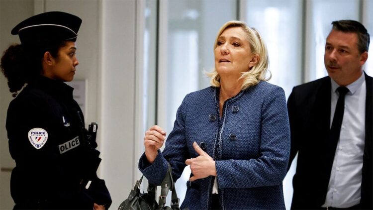 Γαλλία: Η Λεπέν με «βραχιολάκι»  ο λεπενισμός στην εξουσία