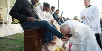 Ο «πάπας των φτωχών» γίνεται το άλλοθι των αστών