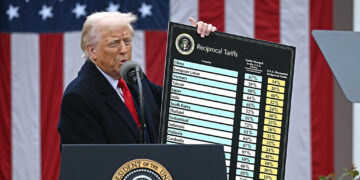 Δασμοί:  Η «πυρηνική βόμβα» Τραμπ  συντρίβει την παλιά τάξη