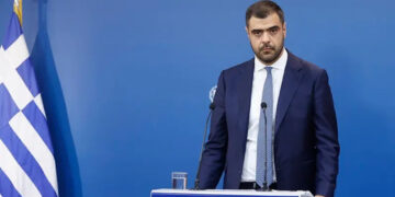 Το Μαξίμου θέλει μόνο να «λιβανίζουν» την κυβέρνηση