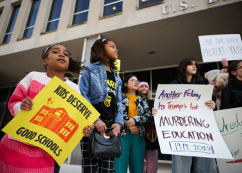 ΗΠΑ: «Σφαγή» σε δημόσια  εκπαίδευση και υγεία