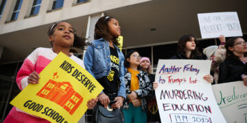 ΗΠΑ: «Σφαγή» σε δημόσια  εκπαίδευση και υγεία