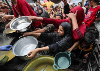 Τα παιδιά στη Γάζα  πέφτουν για ύπνο πεινασμένα