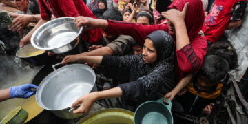 Τα παιδιά στη Γάζα  πέφτουν για ύπνο πεινασμένα