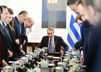 Προκλητικοί πανηγυρισμοί για οικονομία και εργασιακά
