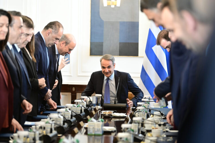 Προκλητικοί πανηγυρισμοί για οικονομία και εργασιακά