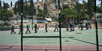 Λόφος Στρέφη: Καταστολή υπέρ real estate και τουριστικού κεφαλαίου