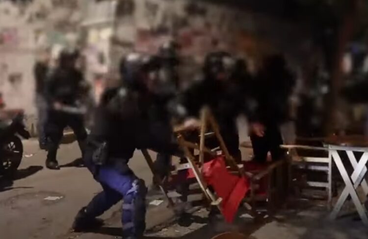 Όργιο αστυνομικής καταστολής στα Εξάρχεια – Ξύλο, χημικά και κρατική βία (Video)