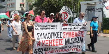 ΜΜΕ: Απεργία χωρίς τις ηγεσίες ΕΣΗΕΑ-ΠΟΕΣΥ… αλλά με τα ΜΑΤ στα γραφεία τους! (εικόνες – βίντεο)