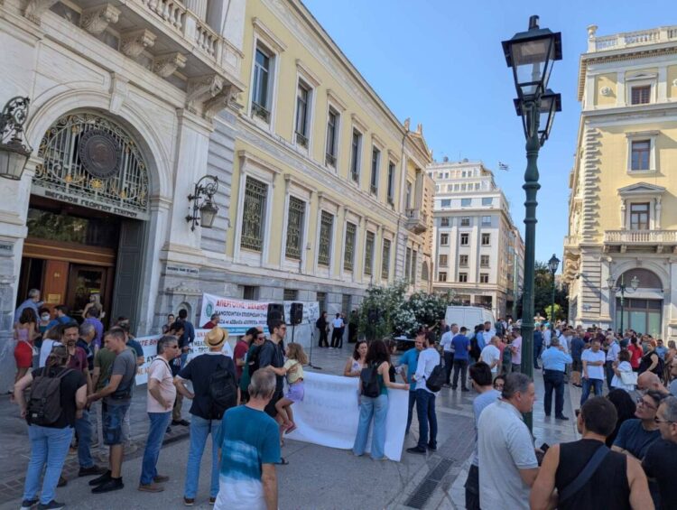 Εθνική Τράπεζα: Μεγάλη συμμετοχή στην απεργία για κλαδική σύμβαση, νέα 24ωρη τη Δευτέρα (φωτο)