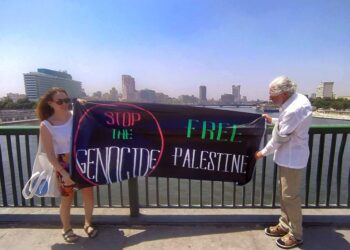 March to Gaza: Μέλη της ελληνικής αποστολής ανάρτησαν στο Κάιρο πανό αλληλεγγύης στην Παλαιστίνη