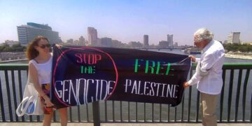 March to Gaza: Μέλη της ελληνικής αποστολής ανάρτησαν στο Κάιρο πανό αλληλεγγύης στην Παλαιστίνη