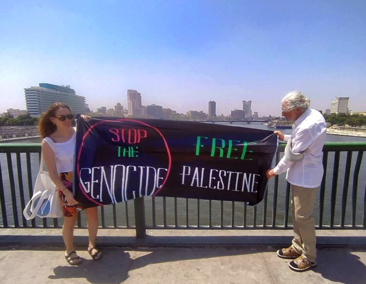 March to Gaza: Μέλη της ελληνικής αποστολής ανάρτησαν στο Κάιρο πανό αλληλεγγύης στην Παλαιστίνη