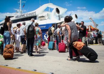 Το μακροβούτι φτώχειας φέρνει διακοπές για λίγους