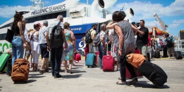 Το μακροβούτι φτώχειας φέρνει διακοπές για λίγους