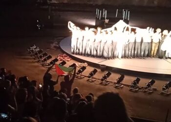 Θέατρο Βράχων – Ορέστεια: Κοινό και ηθοποιοί έδειξαν την αλληλεγγύη τους στον παλαιστινιακό λαό (βίντεο)