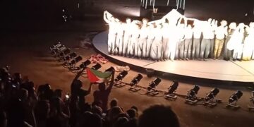 Θέατρο Βράχων – Ορέστεια: Κοινό και ηθοποιοί έδειξαν την αλληλεγγύη τους στον παλαιστινιακό λαό (βίντεο)