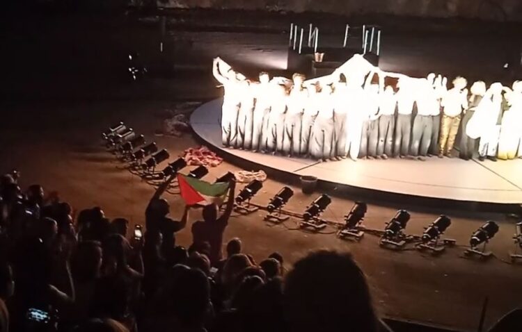 Θέατρο Βράχων – Ορέστεια: Κοινό και ηθοποιοί έδειξαν την αλληλεγγύη τους στον παλαιστινιακό λαό (βίντεο)