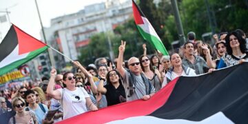Madleen: Χιλιάδες στη συγκέντρωση καταδίκης του ισραηλινού ρεσάλτο στην πρεσβεία του Ισραήλ (φωτο-βίντεο)