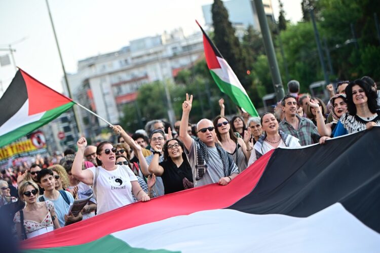 Madleen: Χιλιάδες στη συγκέντρωση καταδίκης του ισραηλινού ρεσάλτο στην πρεσβεία του Ισραήλ (φωτο-βίντεο)