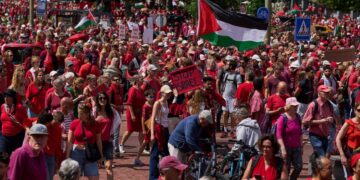 Στα χρώματα της Παλαιστίνης «ντύθηκαν» οι πλατείες του πλανήτη