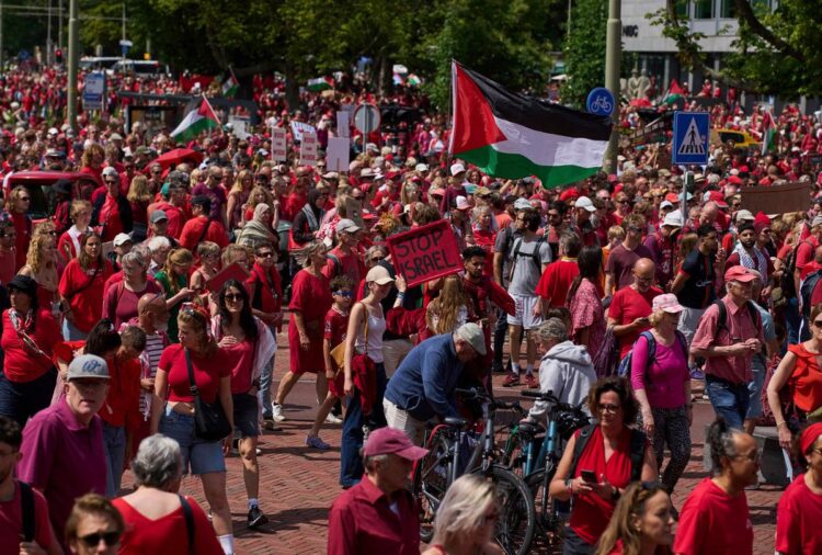 Στα χρώματα της Παλαιστίνης «ντύθηκαν» οι πλατείες του πλανήτη