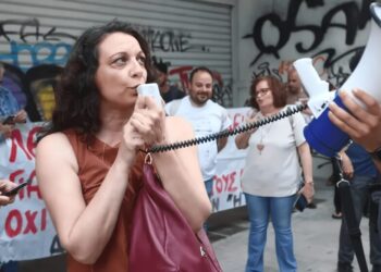 Βγάζουν ξανά σε αργία την εκπαιδευτικό Χρύσα Χοτζόγλου!