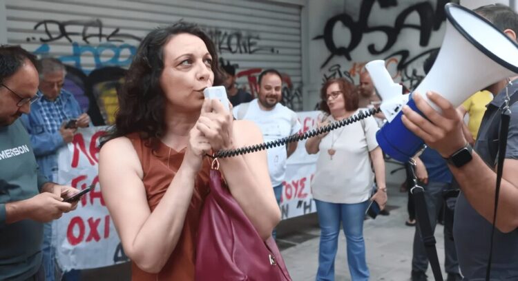 Βγάζουν ξανά σε αργία την εκπαιδευτικό Χρύσα Χοτζόγλου!