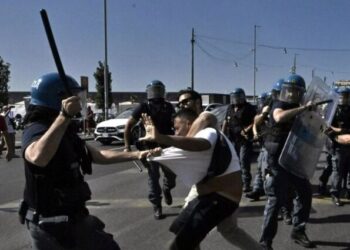 Νάπολη: συλλήψεις και τραυματισμοί – Η οργή των ανέργων ενάντια στην απάτη της click-day  του Δήμου