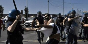 Νάπολη: συλλήψεις και τραυματισμοί – Η οργή των ανέργων ενάντια στην απάτη της click-day  του Δήμου