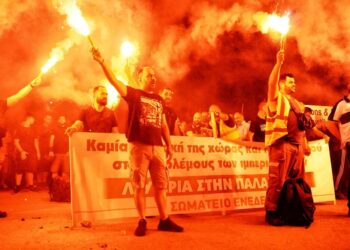 Πειραιάς: Αντιπολεμική «φωτιά στο λιμάνι» απέτρεψε την εκφόρτωση στρατιωτικού υλικού για το Ισραήλ