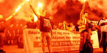 Πειραιάς: Αντιπολεμική «φωτιά στο λιμάνι» απέτρεψε την εκφόρτωση στρατιωτικού υλικού για το Ισραήλ