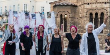 Θέατρό δρόμου: Δε λυγάνε τα ξεράδια… και μπορούν να ξανανθίσουν