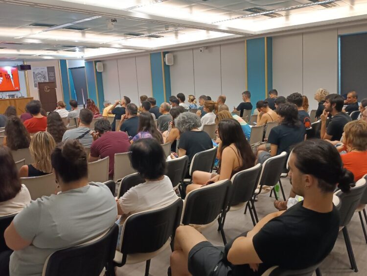 Επιτυχημένη εκδήλωση της Κομμουνιστικής Απελευθέρωσης για το αστικό κράτος και το σύνταγμα