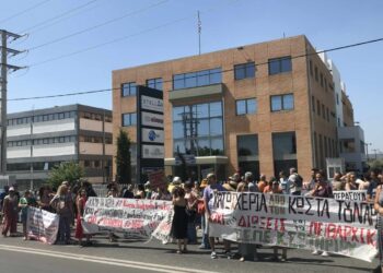 Μεγάλο κύμα αλληλεγγύης στον Κώστα Τουλγαρίδη -Μαχητική συγκέντρωση στη Διεύθυνση Π.Ε. Ανατ. Αττικής (φωτό)