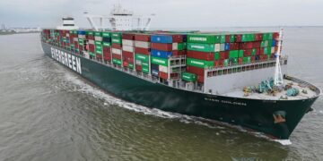 Συναγερμός για να μην πιάσει στο λιμάνι του Πειραιά το πλοίο Ever Golden που μεταφέρει στρατιωτικό χάλυβα στο Ισραήλ