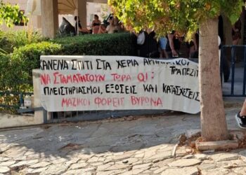 Καρέας: Έξωση μέσα στον καύσωνα – Φραγμός κατοίκων για να φύγουν άπραγα τα «κοράκια»