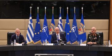 Ο Δένδιας αναγγέλει «επαγγελματικό στρατό» και πολεμική προετοιμασία