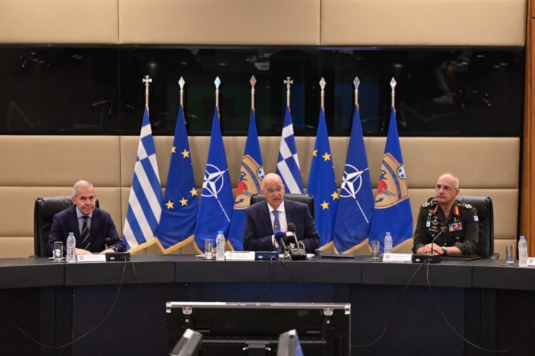 Ο Δένδιας αναγγέλει «επαγγελματικό στρατό» και πολεμική προετοιμασία