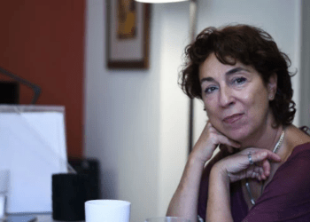 Μια δημοσιογράφος στις φλόγες