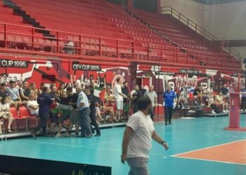 Αναίτιες προσαγωγές φιλάθλων επειδή φώναξαν “free Palestine” στον αγώνα βόλεϊ με το Ισραήλ!