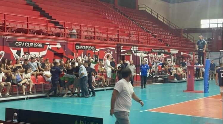 Αναίτιες προσαγωγές φιλάθλων επειδή φώναξαν “free Palestine” στον αγώνα βόλεϊ με το Ισραήλ!