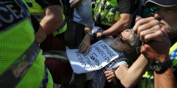  Βρετανία: Πάνω από 500 συλλήψεις αλληλέγγυων στην Παλαιστίνη διαδηλωτών!