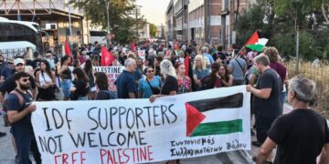 Αγωνιστική «υποδοχή» στο Crown Iris στον Βόλο-Επίθεση των ΜΑΤ με κρότου-λάμψης (βίντεο)