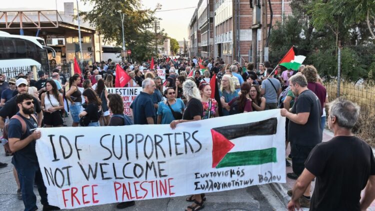 Αγωνιστική «υποδοχή» στο Crown Iris στον Βόλο-Επίθεση των ΜΑΤ με κρότου-λάμψης (βίντεο)