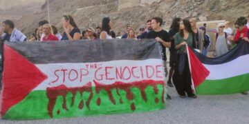 Και στη Σαντορίνη ανεπιθύμητο το Crown Iris-Προκλητική καταστολή (βίντεο)