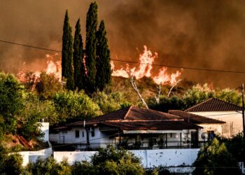 Καταστροφικές πυρκαγιές από τον βορρά μέχρι το νότο – Εξαγριωμένοι οι κάτοικοι με την κρατική ολιγωρία