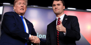 Ο Τραμπ απειλεί να βάλει «τη χώρα στον γύψο» μετά τη δολοφονία του ακροδεξιού προπαγανδιστή Τσάρλι Κερκ