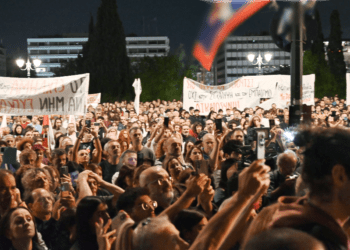 Λαοθάλασσα στο Σύνταγμα και όλη τη χώρα για το έγκλημα των Τεμπών, κατά της κυβέρνησης (φωτό+βίντεο)