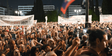 Λαοθάλασσα στο Σύνταγμα και όλη τη χώρα για το έγκλημα των Τεμπών, κατά της κυβέρνησης (φωτό+βίντεο)